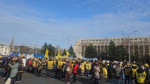 Imagini: Peste 1.000 de sindicaliști din sectorul educației protestează în fața Guvernului pentru demisia ministrului Daniel David și susțin că demnitatea dascălilor nu poate fi negociată