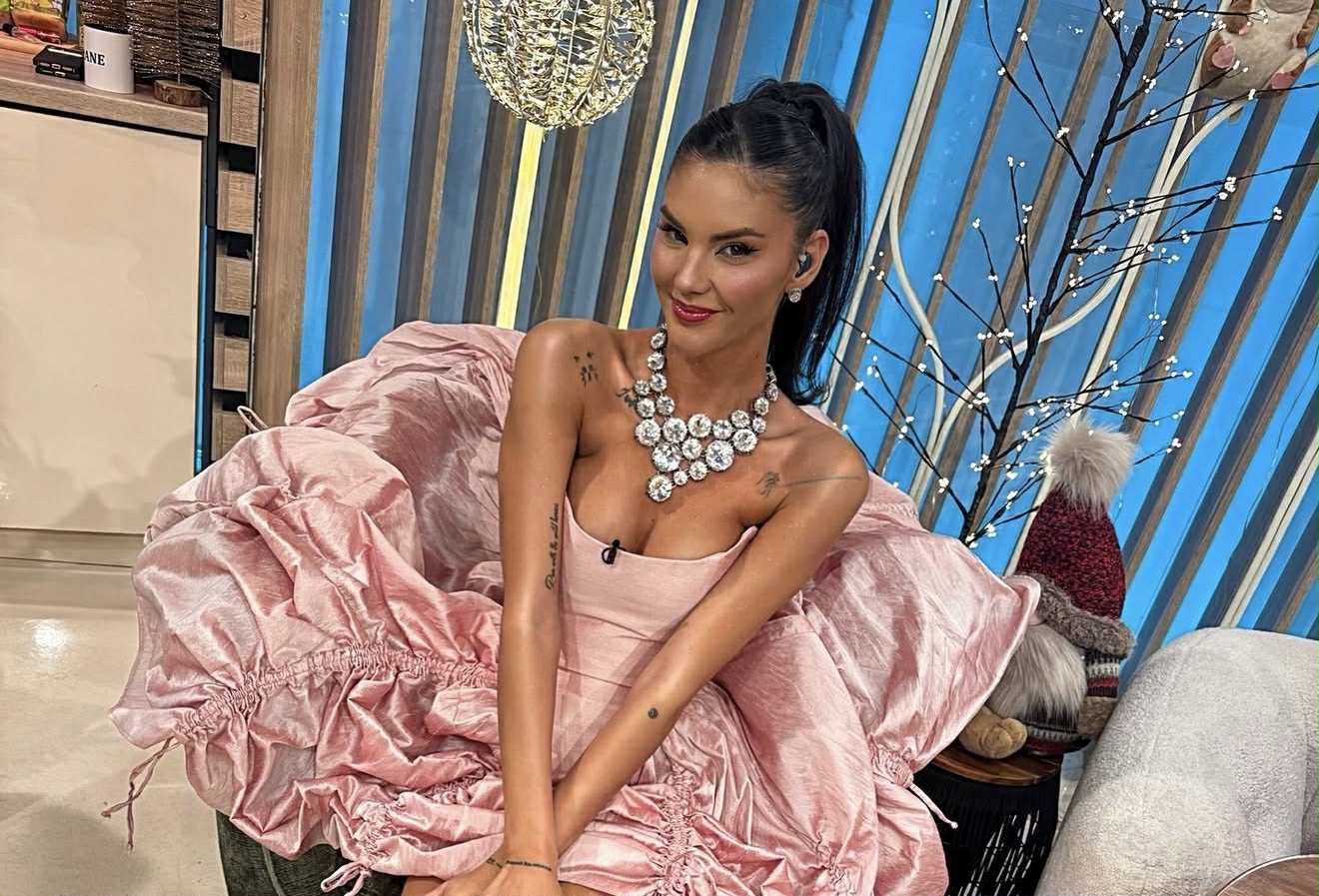 Ramona Olaru: De la copilăria modestă la vedetă matinală Ramona Olaru, cunoscută ca asistentă la emisiunea „Neatza” de la Antena 1, a povestit recent despre parcursul său profesional și despre impactul pe care copilăria plină de lipsuri a avut-o asupra vieții sale