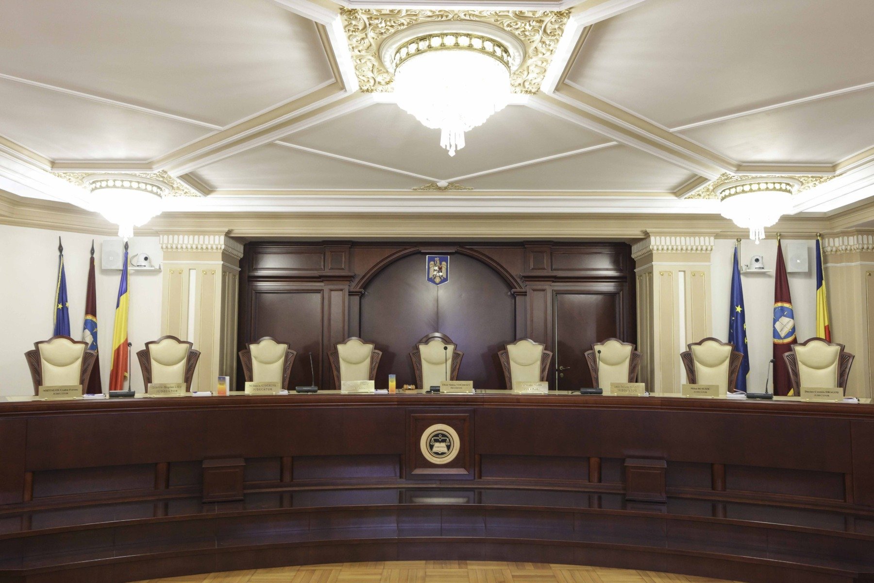 Nicușor Dan comentează cu reținere amânarea deciziei CCR privind pensiile speciale ale magistraților Premierul României, Nicușor Dan, a transmis, marți, în cadrul unei scurte conferințe de presă desfășurate la Castelul Alden Biesen din Belgia, că nu dorește să emită opinii vehemente cu privire la întârzierea deciziei Curții Constituționale a României (CCR) legată de pensiile speciale ale magistraților