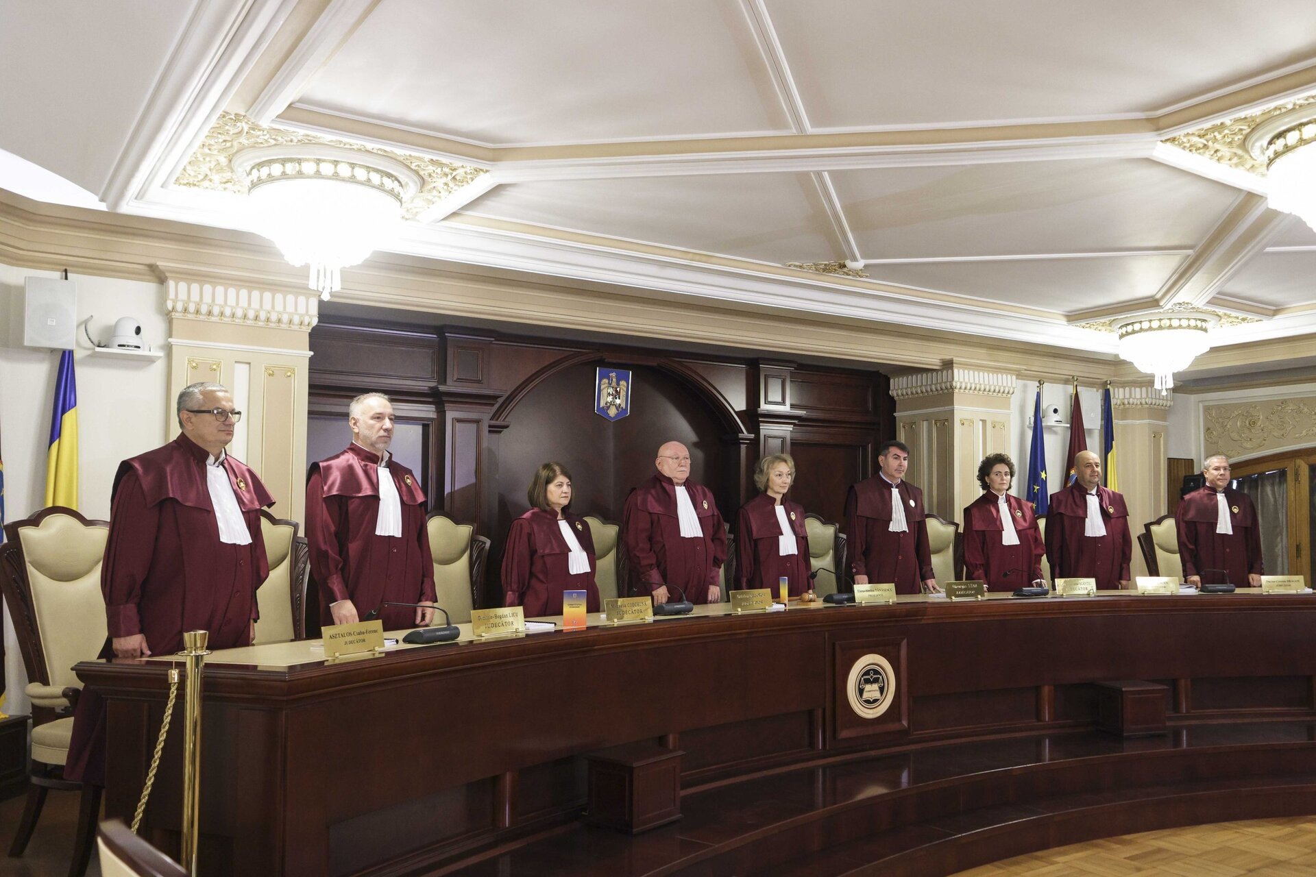După două săptămâni de la prima amânare și de la revoltele generate de documentarul Recorder pe tema justiției, Curtea Constituțională ia o decizie astăzi cu privire la legalitatea legii pensiilor pentru magistrați.