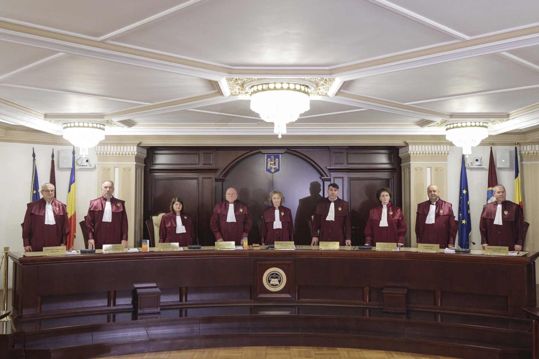 Curtea Constituțională se pregătește pentru o nouă ședință crucială privind legea pensiilor magistraților Curtea Constituțională a României reia, astăzi, discuțiile legate de controversata Lege pentru pensiile de serviciu ale magistraților, într-un context marcat de tensiuni și poziții contradictorii în sânul instituției