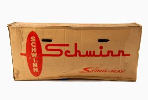 Iata o reformulare a titlului: “Bicicleta Schwinn Sting-Ray ‘Orange Krate’ ramane in cutia originala de la fabrica”