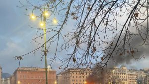 Scontri tra ultras, auto in fiamme e tafferugli a Genova