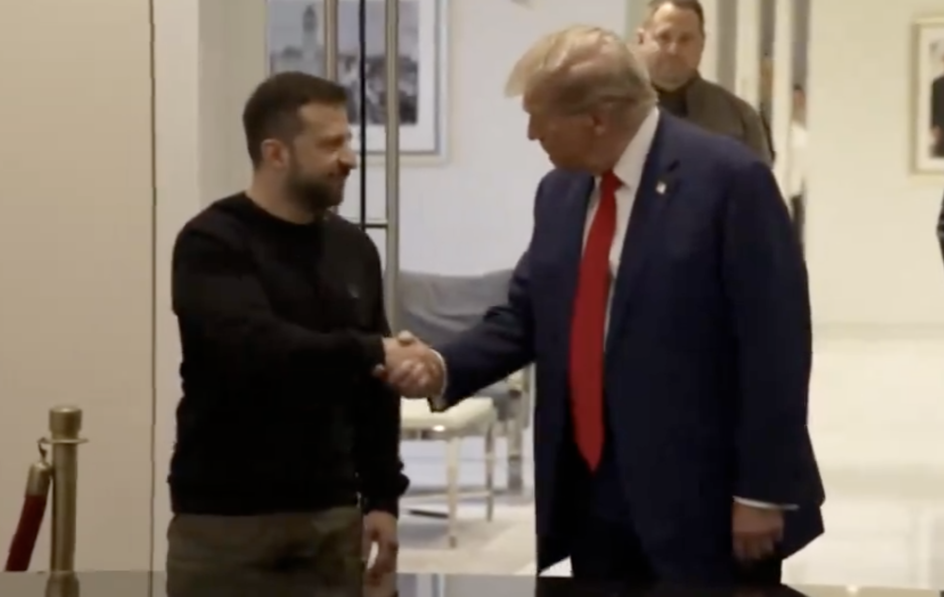 Donald Trump anunță „unele probleme spinoase” în negocierile privind războiul din Ucraina, în timp ce Zelenski acuză existența unor obstacole majore Președintele american Donald Trump a făcut recent declarații incendiare despre situația complicată a negocierilor pentru un posibil sfârșit rapid al conflictului din Ucraina