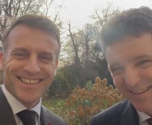 Imagini video cu Emmanuel Macron felicitându-l pe Nicușor Dan în limba română