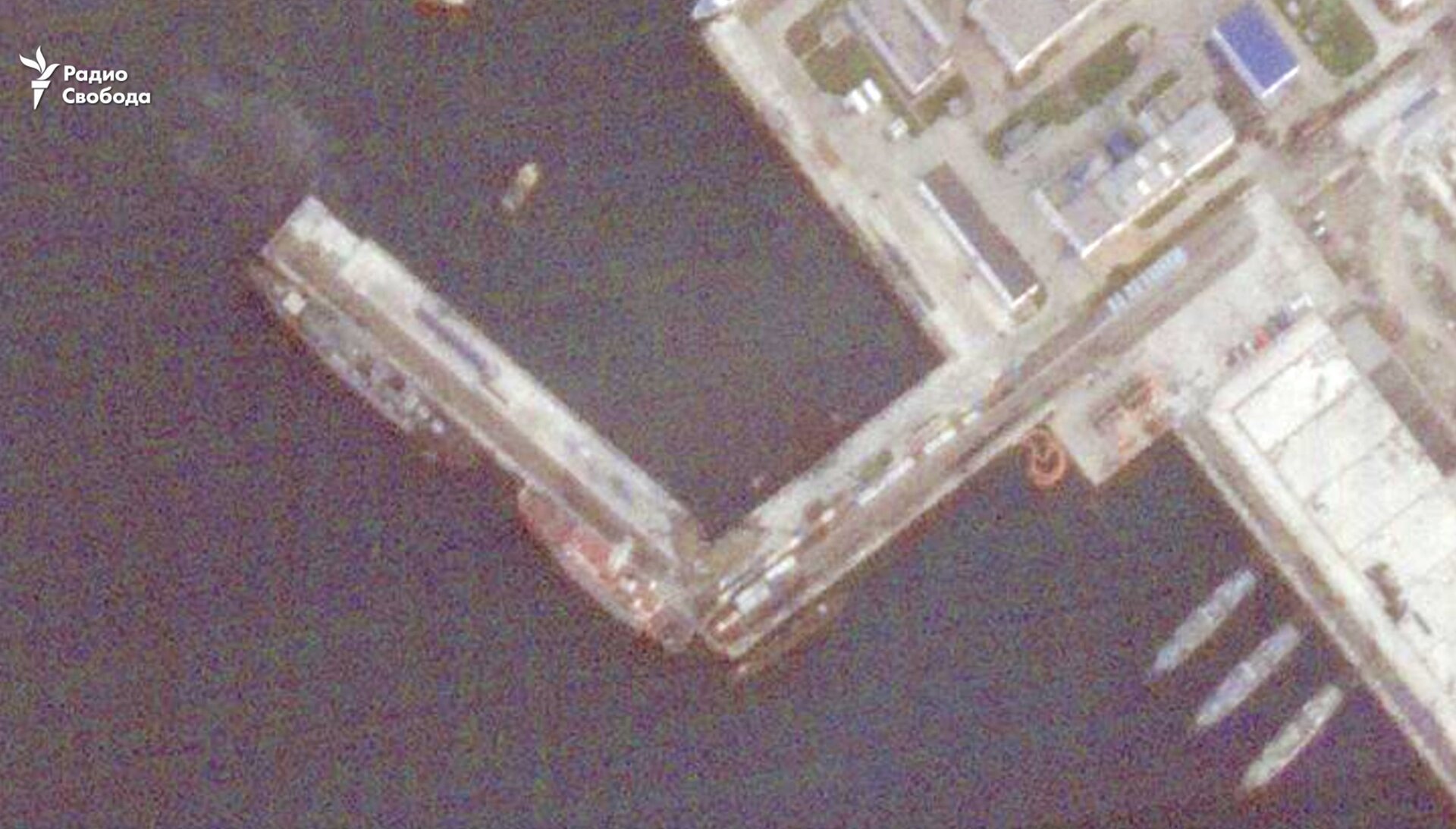 Fotografii satelitare ale golfului Novorossiisk evidențiază daunele suferite de docul submarinului rus, acuzat de Ucraina că ar fi fost avariat sever