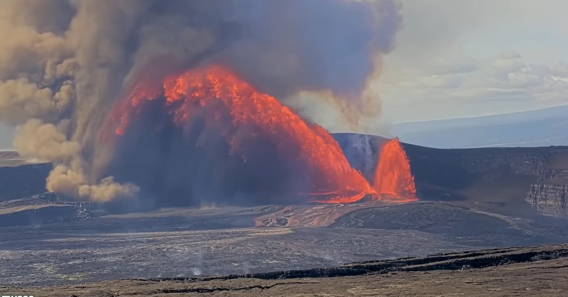 Imagini din time-lapse cu erupția vulcanului Kilauea din Hawaii, care a distrus o cameră de filmat în timpul activității volcanice
