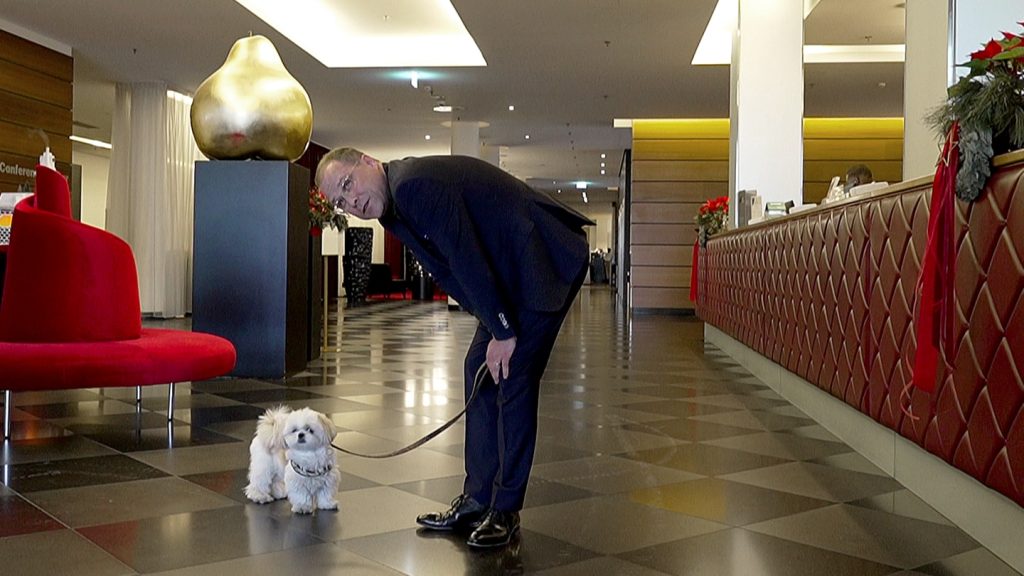Hoteldirektor Raoul Hölzle und sein Hund Charlie in der Lobby: Sein Hotel "Mövenpick Airport" am Flughafen Stuttgart hat ein besonderes Angebot für Hunde - böllerfrei und mit extra Buffet.