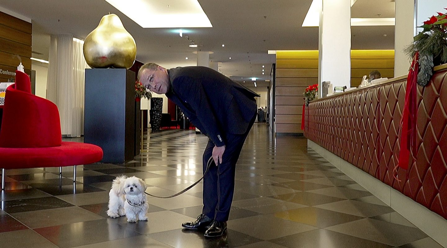 Hoteldirektor Raoul Hölzle und sein Hund Charlie in der Lobby: Sein Hotel "Mövenpick Airport" am Flughafen Stuttgart hat ein besonderes Angebot für Hunde - böllerfrei und mit extra Buffet.