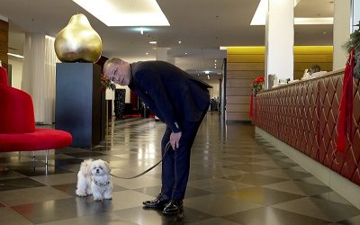 Hoteldirektor Raoul Hölzle und sein Hund Charlie in der Lobby: Sein Hotel "Mövenpick Airport" am Flughafen Stuttgart hat ein besonderes Angebot für Hunde - böllerfrei und mit extra Buffet.