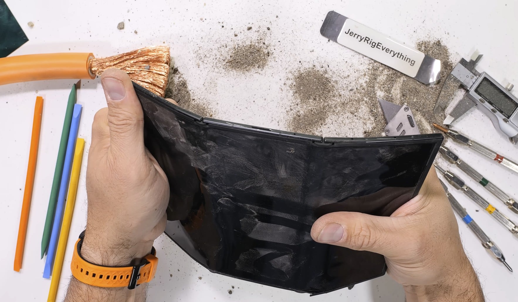 [ad_1] Samsung Galaxy Z TriFold, un telefon pliabil cu trei ecrane programat pentru lansare în 2026, a fost supusrecent unui test de rezistență ce a evidențiat un punct slab major