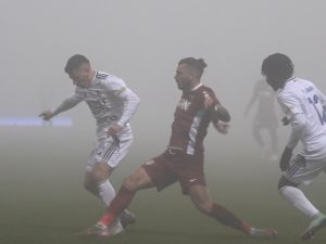 Iată o reformulare a titlului: “Înfrângere pentru FC Botoșani pe teren propriu: CFR Cluj câștigă cu 0-1 și rămâne în fruntea clasamentului.”

Sau, alternativ:

“FC Botoșani suferă primul eșec pe teren propriu: Ardelenii de la CFR Cluj triumfă cu scorul de 0-1.”

Sau:

“CFR Cluj obține o victorie importantă pe terenul lui FC Botoșani, scor 0-1, și păstrează poziția de lider.”

Toate aceste variante păstrează esența informației originale, dar cu anumite ajustări pentru a oferi un titlu proaspăt și atractiv pentru cititori.