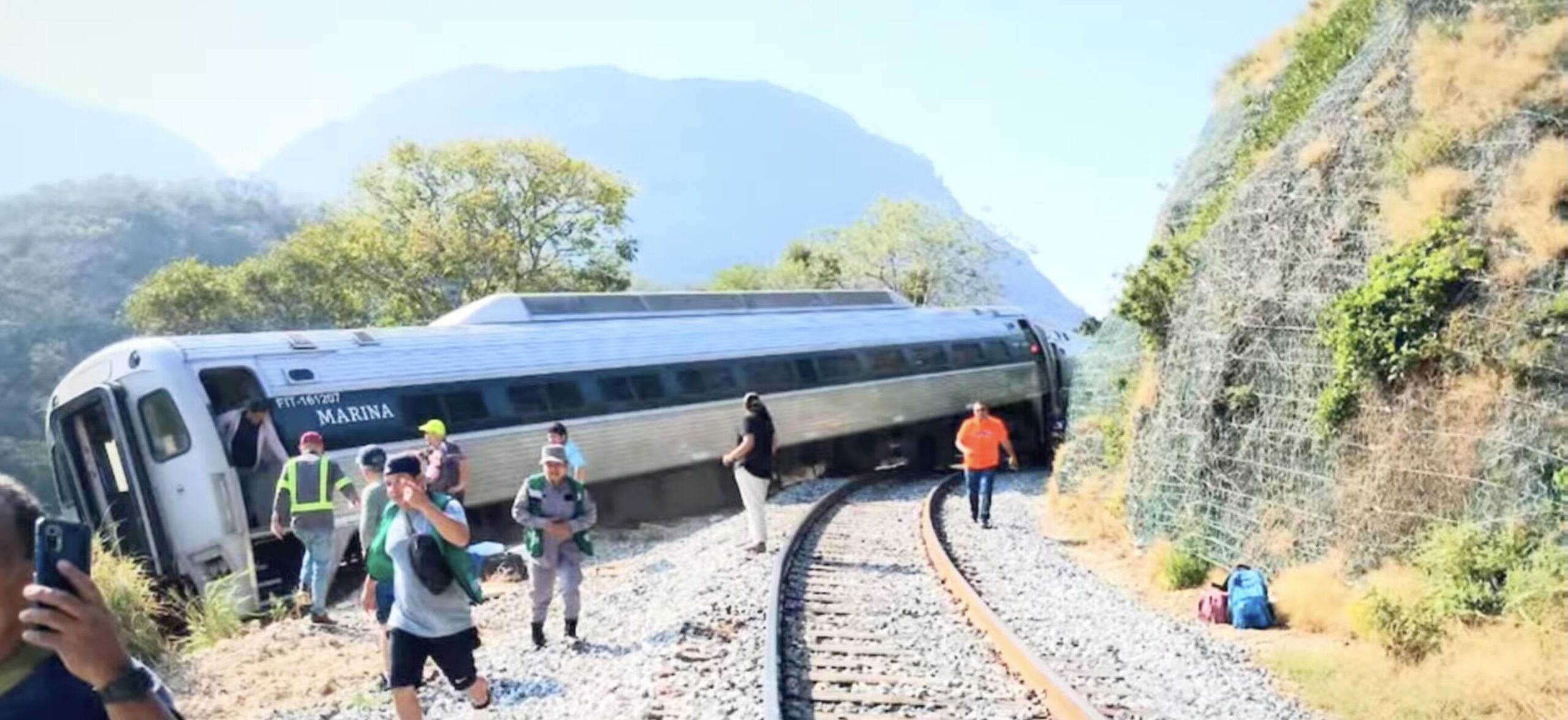 [ad_1] Un tren cu peste 240 de pasageri și nouă angajați ai companiei feroviare a ieșit de pe șine duminică, în regiunea Oaxaca, situată în sudul Mexicului, anunță marina mexicană, care gestionează această linie feroviară
