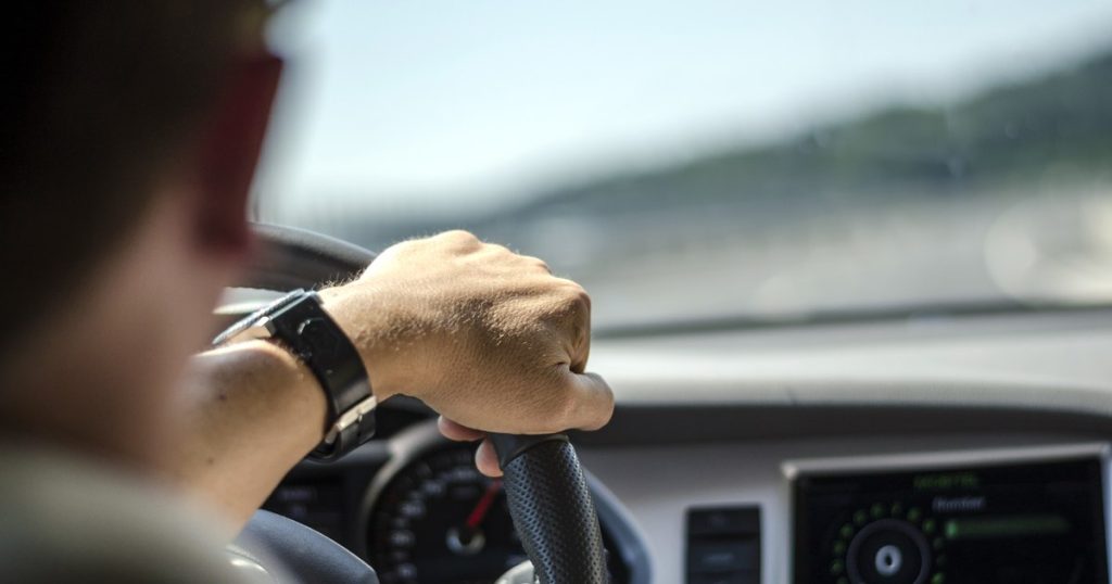 Un șofer și-a lăsat mașina cu motorul pornit, pentru a dezgheța parbrizul. Un tânăr beat și fără permis a plecat cu ea