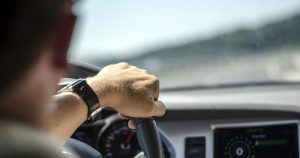 Un tânăr sub influența alcoolului a furat mașina lăsată cu motorul pornit pentru dezghețare