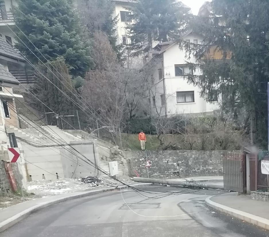 Vant-Sinaia-stalp-rupt-la-Sinaia.jpg