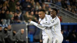 Vini îi lansează o lovitură lui Xabi