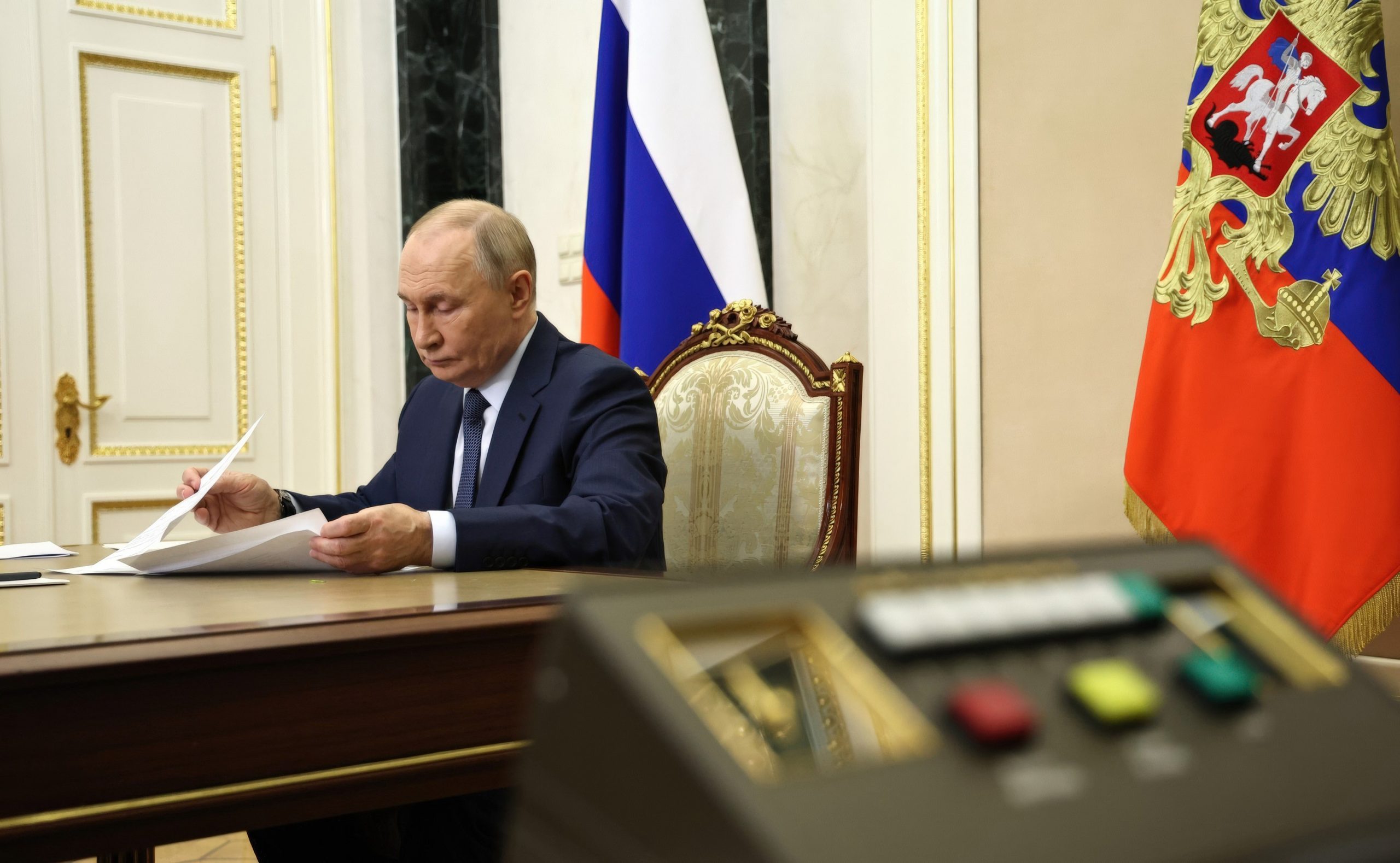 Acuzații între Kremlin și Kiev: Trump „îngrijorat” după declarațiile lui Putin Președintele rus Vladimir Putin i-a comunicat luni omologului său american, Donald Trump, că va revizui angajamentul față de acordurile anterioare privind conflictul din Ucraina