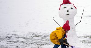 Vreme rea în prima zi de Crăciun: ninsori, vânt puternic și polei.