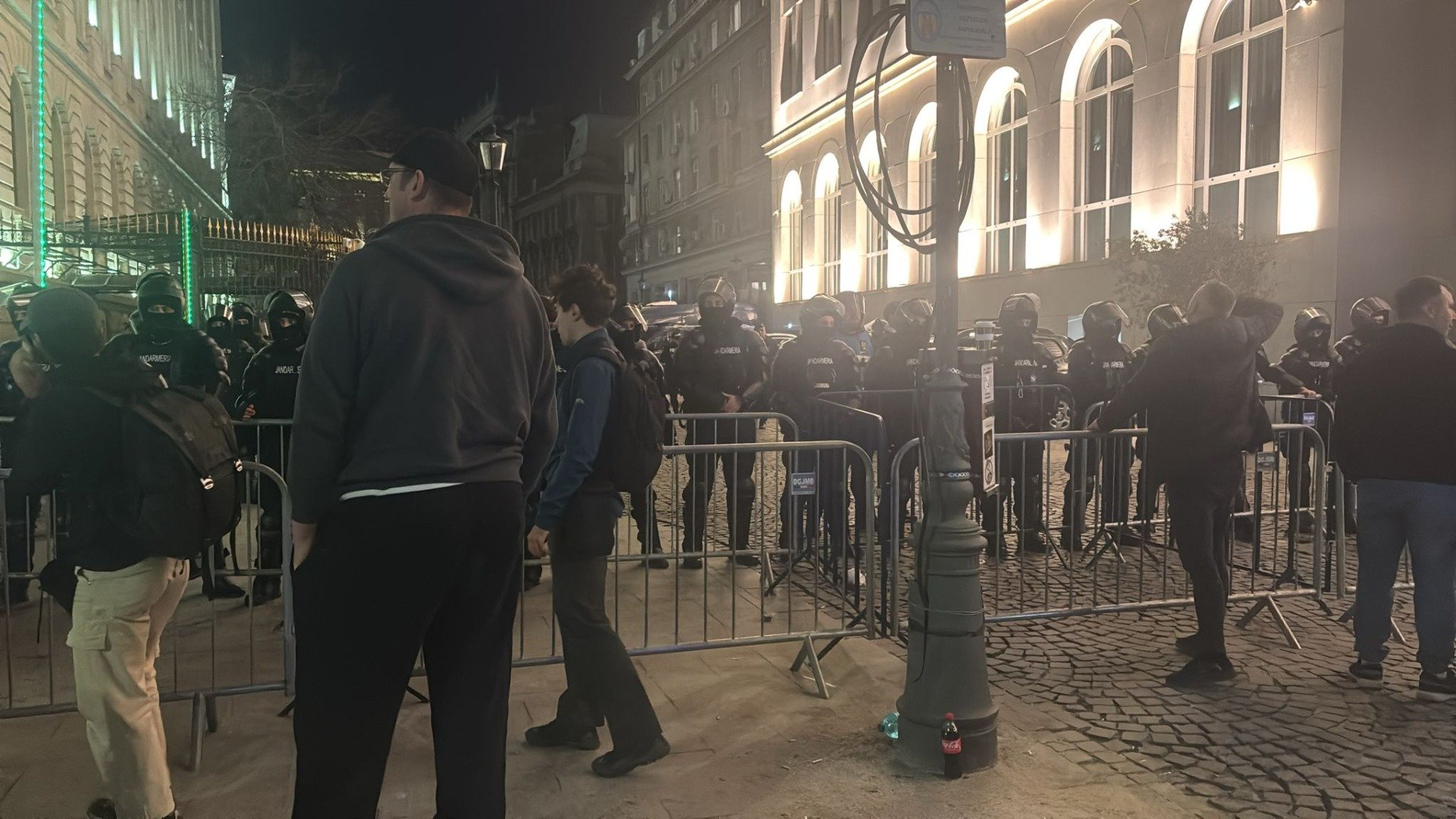 Un bărbat din București, aparent plasat în centrul unei controverse cu configurații politice și sociale, a fost condamnat recent pentru instigare publică la Judecătoria Sectorului 6