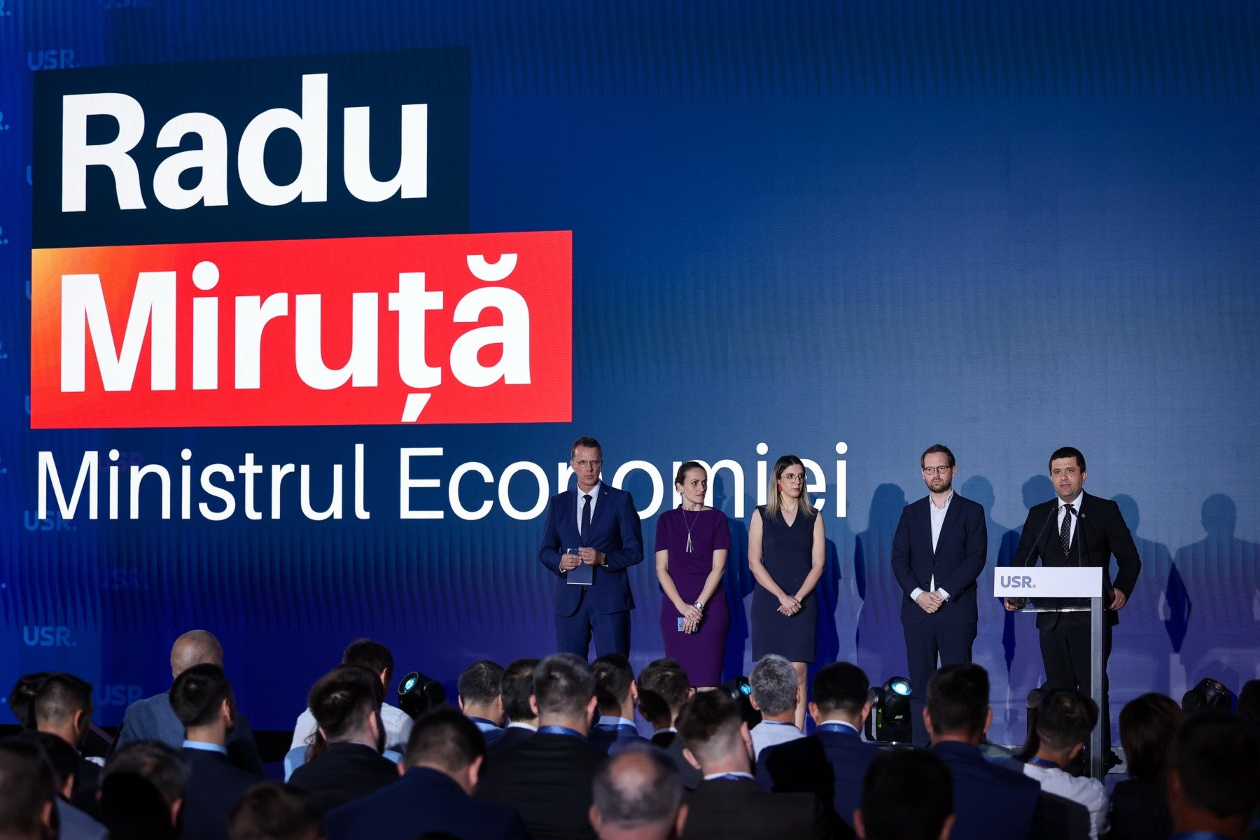 [ad_1] Radu Miruță, actualul ministru al Economiei, este considerat de președintele USR, Dominic Fritz, pentru posibilitatea de a fi numit la conducerea Ministerului Apărării, înlocuind pe demisionarul Ionuț Moșteanu, conform unor surse politice