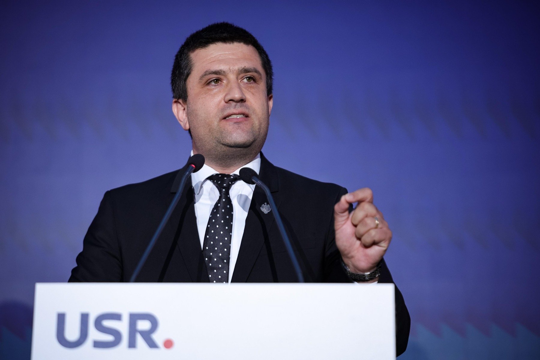Grupul parlamentar PACE Întâi România anunță intenția de a depune o moțiune simplă împotriva ministrului Apărării Naționale, Radu Miruță (USR), revendicând o serie de declarații considerate iresponsabile și lipsită de analiza necesară pentru a asigura un climat de încredere în politica de apărare a țării