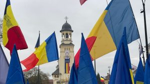 Video: Persoane în favoarea lui George Simion cer plecerea lui Nicușor în fața Catedralei Ortodoxe din Alba Iulia, în fața a zeci de mii de spectatori