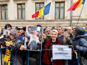 VIDEO Călin Georgescu, așteptat de susținători în fața Judecătoriei Sectorului 1, în timp ce se analizează controlul judiciar și se pregătește decizia privind demararea procesului în care este acuzat de propagandă legionară pro-rusă