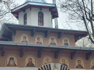 Portrete ale legionarilor Radu Gyr, Valeriu Gafencu și Ilie Lăcătușu, pictate pe o capelă din zona Apărătorii Patriei din București