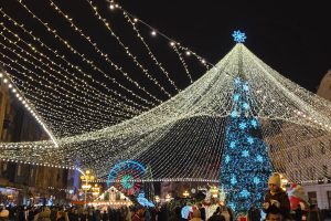 VIDEO | Târgul de Crăciun din Timișoara cu multiple opțiuni gastronomice și prețuri rezonabile / Una dintre cele mai plăcute și accesibile locații de acest gen