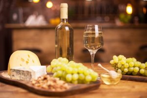 Gustări simple și savuroase pentru seri de iarnă alături de vin și șemineu: patru idei perfecte pentru o seară relaxantă