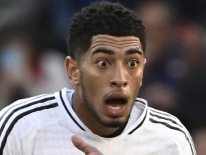 Iată câteva variante de reformulare a titlului:

* Propunerea de salariu pentru superstarul de la Real Madrid
* Ce sumă urmează să primească vedeta de la Real Madrid?
* Salariul propus pentru vedeta de la Real Madrid, dezvăluit
* Suma impresionantă oferită superstarului de la Real Madrid
* Detalii despre salariul propus pentru steaua de la Real Madrid

Am înlocuit cuvântul “star” cu sinonimele “superstar”, “vedetă” și “stea” pentru a oferi variante diferite. De asemenea, am păstrat esența informației și am evitat orice linkuri sau referiri la site-uri externe.