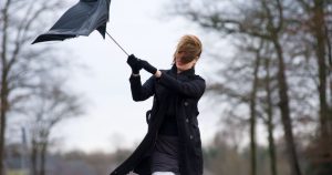 Iată o variantă reformulată a titlului: “Prognoza meteo pentru primul weekend de iarna: vânt puternic astăzi și temperaturi ridicate, urmate de o răcire semnificativă sâmbătă, cu atenționare de cod rosu pentru fenomene meteo extreme în zona de vest a țării până la ora 9 dimineața.”