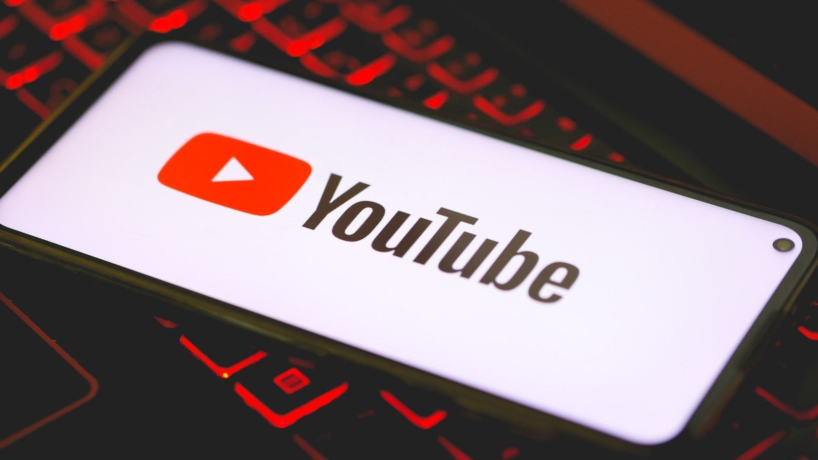 [ad_1] YouTube a adoptat o măsură semnificativă împotriva fenomenului trailerelor false generate cu ajutorul inteligenței artificiale (AI), în contextul creșterii continue a conținutului înșelător și a impactului acestei tehnologii asupra industriei de divertisment