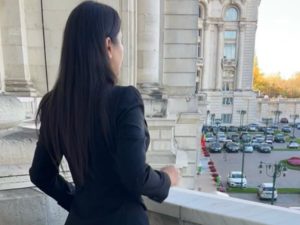 Iată o reformulare a titlului: “Schimbare uluitoare: Elena Băsescu, aproape de nerecunoscut la doar șase luni după despărțire! Care sunt ocupațiile sale actuale?”