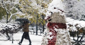 Administrația Națională de Meteorologie a revizuit și actualizat previziunile sale meteo. Avertizări de vânt puternic și zăpadă abundentă au fost emise pentru multiple regiuni sub formă de coduri de urgență, atât galbene cât și portocalii, care indică condiții meteorologice periculoase și potențial severe.