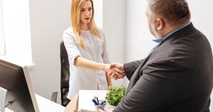 Iată o posibilă reformulare a titlului:

O nouă serie de reduceri de personal în România. Mii de salariați sunt în pericol de a fi concediați.

Sau, folosind sinonime:

O nouă etapă de reorganizare pe piața muncii din România. Mii de lucrători sunt expuși riscului de a fi disponibilizați.

Sau, într-o variantă mai concisă:

Mii de angajați din România, în pericol de a-și pierde locurile de muncă.