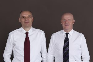 Titlul reformulat ar putea fi: “Dinastia Pavăl, cunoscută pentru implicarea în lanțul de magazine Dedeman, intenționează să preia lanțul de supermarketuri Carrefour prin intermediul unei oferte atractive.”