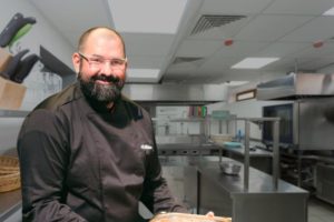 Chef Adrian Hădean vorbește despre conexiunea dintre bucătărie, antropologia culturală și proiectele sociale: dorința de a oferi bucătarilor o viziune asupra gastronomiei, bazată pe rădăcini comune cu alte culturi