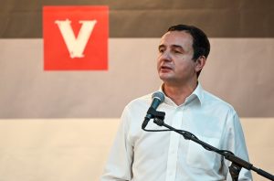 Alegeri anticipate în Kosovo: Partidul premierului Albin Kurti, fost deținut politic în perioada dominației sârbe, obține victoria categorică; țara rămâne fără guvern stabil din februarie