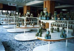 Crăciunul în epoca comunistă: cum obțineau românii alimentele de zi cu zi – Untul, doar „pe sub mână” sau de la țară: „Mama lua lapte de la sat și prepara unt pentru sărbători, în magazine nu era nimic, totul era repartizat pe cartelă”