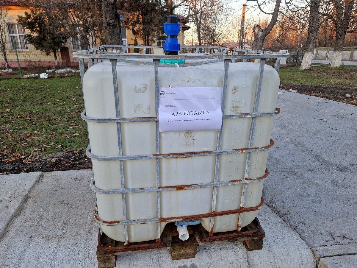 Nouă noi surse de apă potabilă în mai multe zone ale orașului Curtea de Argeș, după ce rețeaua publică nu mai asigură consumul uman din noiembrie