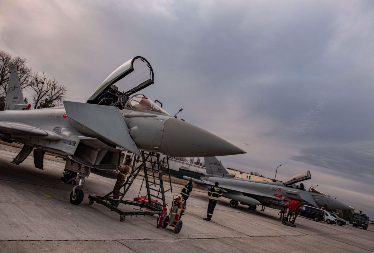 Iranul avertizează România cu represalii pentru utilizarea bazelor militare de către SUA Iranul a transmis României un avertisment clar, luni, cu privire la posibilitatea unor măsuri politice și juridice în cazul în care țara noastră va permite Statelor Unite ale Americii să folosească baze militare de pe teritoriul său pentru operațiuni împotriva Iranului
