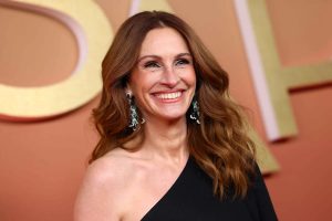 Iată o posibilă reformulare a titlului: “Julia Roberts și cei trei copii adulți ai săi au o tradiție de Crăciun surprinzătoare și inedită”. 

Sau, utilizând sinonime: “Actrița Julia Roberts și cei trei copii mai mari ai săi respectă o obișnuință de sărbătoare a Crăciunului destul de neașteptată”.

Sau, într-o altă variantă: “Julia Roberts și progenitura sa, formată din trei tineri adulți, împărtășesc o tradiție de dimineață de Crăciun puțin obișnuită și plină de surprize”.