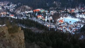 Constantinești și alte sate din Ungaria sprijină refacerea spațiilor verzi din Băile Tușnad după furtuna care a distrus o treime din parcuri; primarul afirmă că, în ciuda bugetului modest și a celor 470 de locuitori, trebuie să facă multe, inclusiv să gestioneze problema urșilor