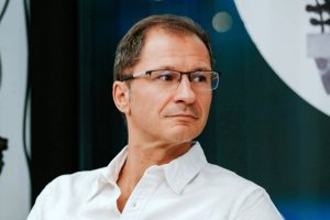 Profesorul Bogdan Crețu, de la Facultatea de Litere din Iași, critică ideea de a impune cititul obligatoriu în clasa a IX-a și susține că astfel de texte nu conduc la formarea cititorilor adevărați