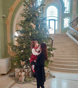 Fotografii cu primul brad decorat la Cazino după renovarea monumentului istoric: Prețurile și durata unei sesiuni foto cu fotograf inclusă