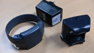 Tânăr din Târgu Jiu supravegheat cu brățară electronică după ce a avariat 27 de autoturisme într-o singură noapte