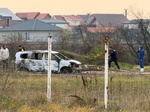 Un trup neînsuflețit descoperit în vehicul ars complet în județul Bihor