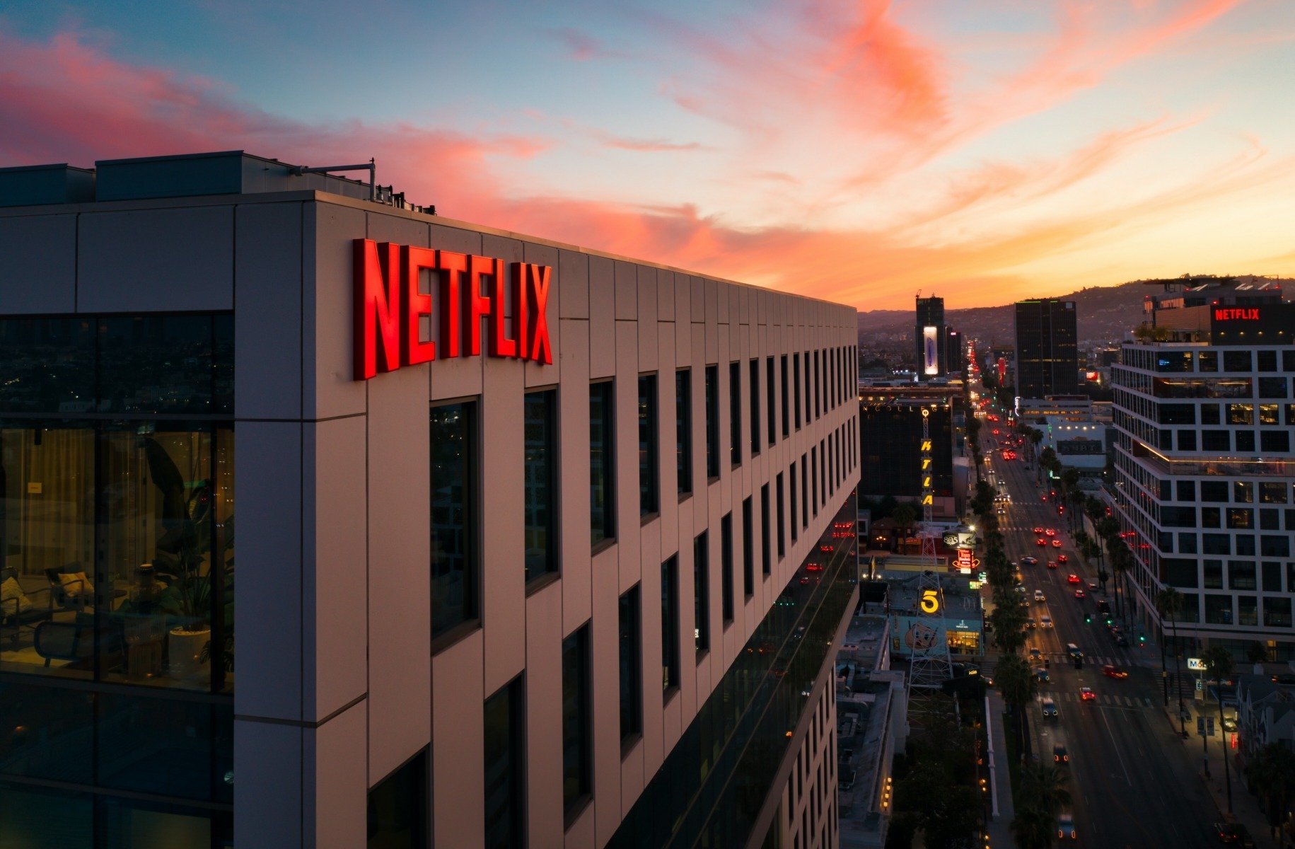 [ad_1] Donald Trump a afirmat că va avea un rol în decizia referitoare la permiserea ca Netflix să achiziționeze Warner Bros, întrucât tranzacția în valoare de 72 de miliarde de dolari a generat opinii negative din partea sectorului media, conform unei publicații de știri